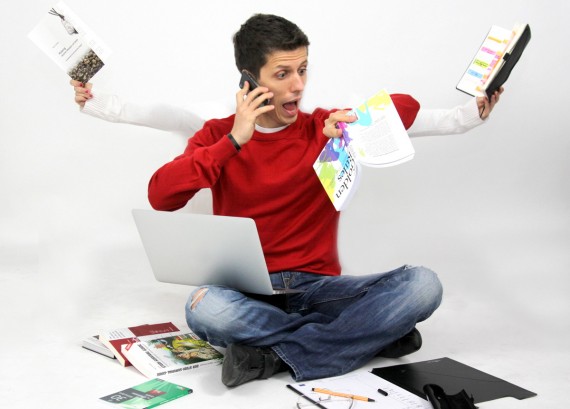 lustiges Bild zur Eisenhower-Methode das Zeitmanagement-Experten Dr.Martin Krengel in einer Multitasking-Situation zeigt