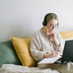 33 satzanfänge für gute Texte, Mädchen auf Sofa