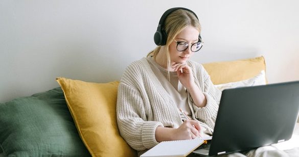 33 satzanfänge für gute Texte, Mädchen auf Sofa