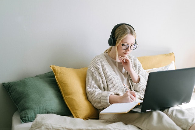 33 satzanfänge für gute Texte, Mädchen auf Sofa