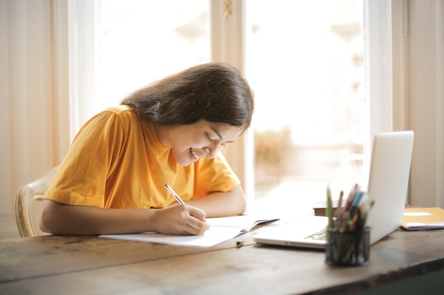 Fazit schreiben für Hausarbeit oder Bachelorarbeit, Mädchen am Schreibtisch